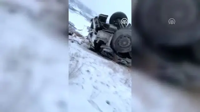 Tendürek Geçidi'nde tır şarampole yuvarlandı: 1 ölü