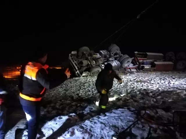 Tendürek Geçidi'nde tır şarampole yuvarlandı: 1 ölü
