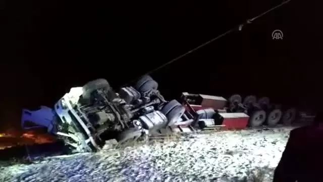 Tendürek Geçidi'nde tır şarampole yuvarlandı: 1 ölü
