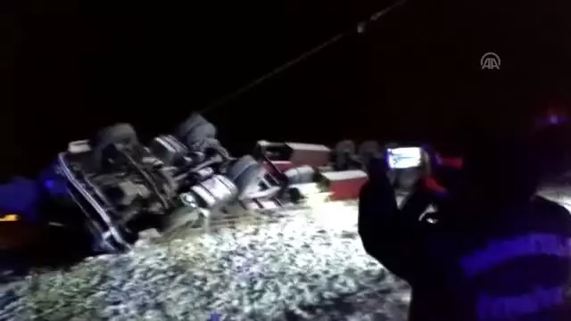 Tendürek Geçidi'nde tır şarampole yuvarlandı: 1 ölü