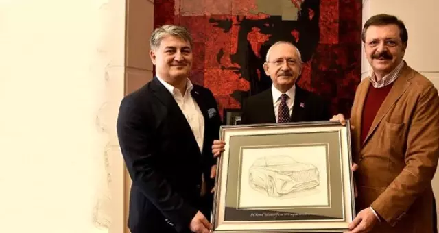 TOGG heyeti, Kemal Kılıçdaroğlu'na yerli otomobilin çizimini hediye etti