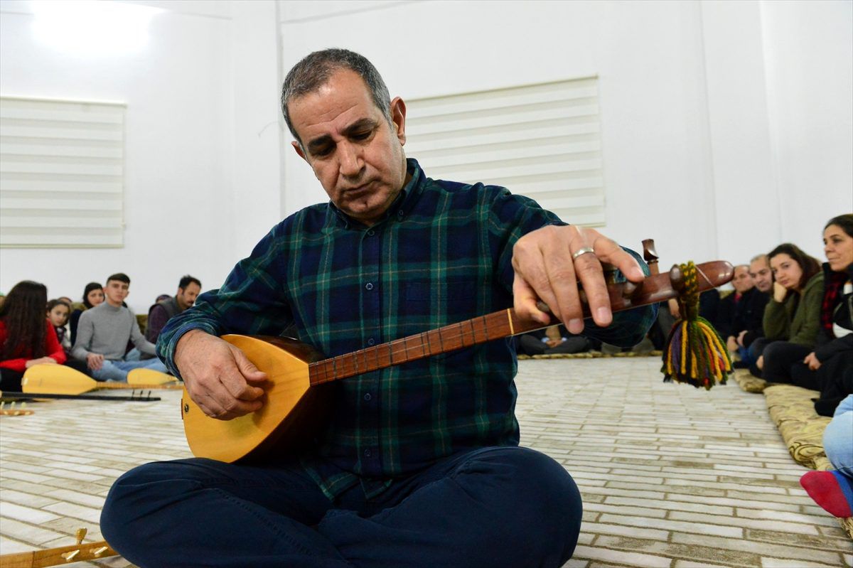 TÜRKİYE'NİN YAŞAYAN İNSAN HAZİNELERİ - Dertli Divani 'hazinesi'ni gençlerle paylaşıyor