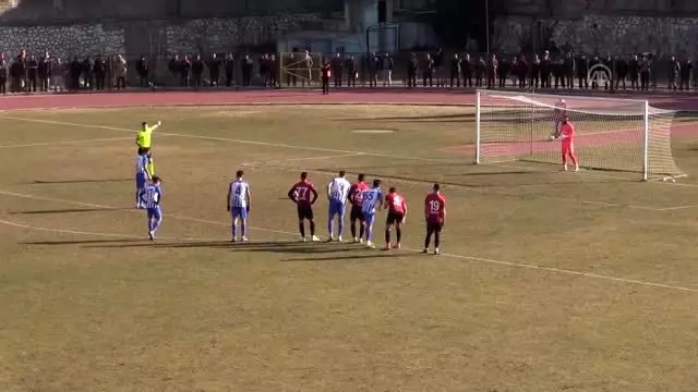Üç kez tekrarlanan penaltıda gole izin vermedi