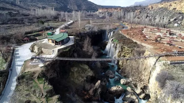 Yerköprü Şelalesi güzelliğiyle görenleri hayran bırakıyor Yerköprü Şelalesi güzelliğiyle görenleri hayran bırakıyor