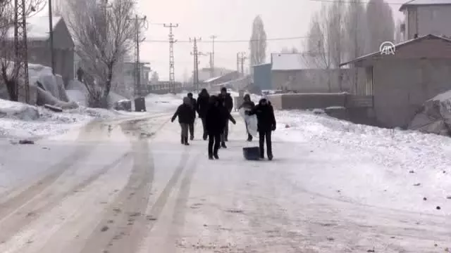 Ağrılı çocukların bidon ve naylonla kızak eğlencesi Ağrılı çocukların bidon ve naylonla kızak eğlencesi
