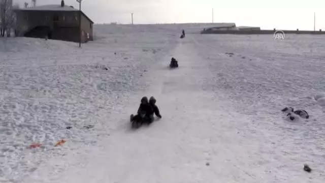 Ağrılı çocukların bidon ve naylonla kızak eğlencesi Ağrılı çocukların bidon ve naylonla kızak eğlencesi