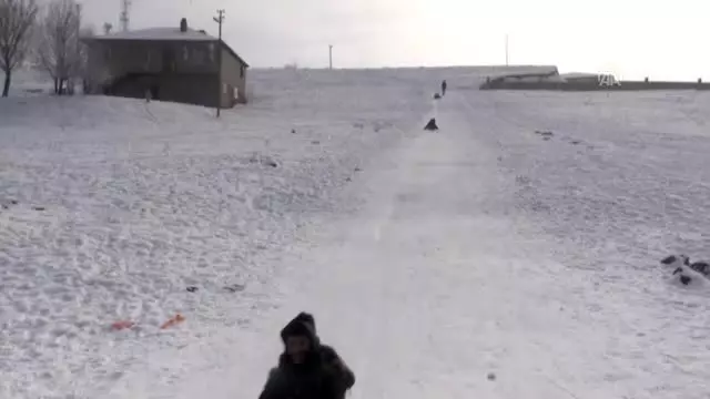 Ağrılı çocukların bidon ve naylonla kızak eğlencesi Ağrılı çocukların bidon ve naylonla kızak eğlencesi