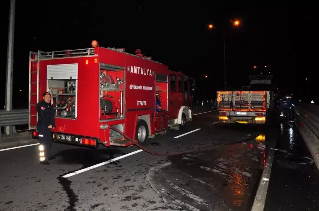 Antalya'da lastiği patlayan tırda yangın çıktı Antalya'da lastiği patlayan tırda yangın çıktı