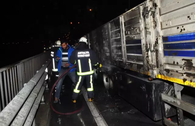 Antalya'da lastiği patlayan tırda yangın çıktı Antalya'da lastiği patlayan tırda yangın çıktı