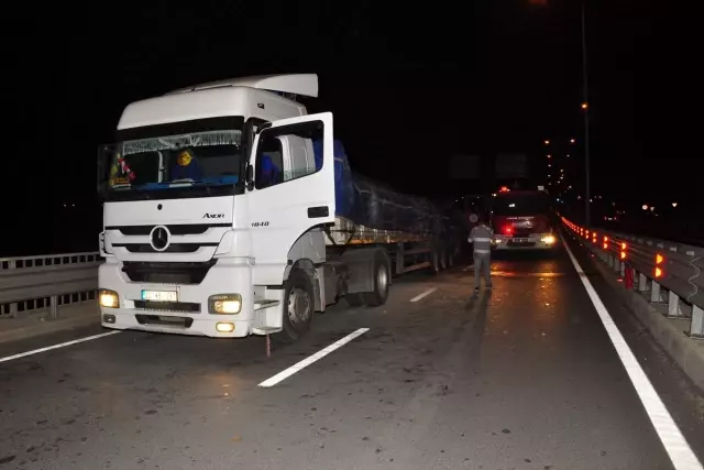 Antalya'da lastiği patlayan tırda yangın çıktı Antalya'da lastiği patlayan tırda yangın çıktı
