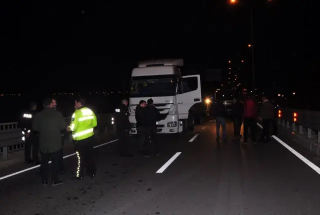 Antalya'da lastiği patlayan tırda yangın çıktı Antalya'da lastiği patlayan tırda yangın çıktı