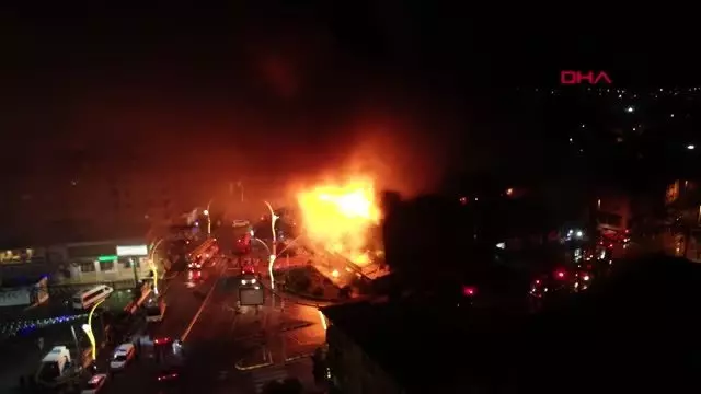 Avm'deki yangında onlarca dükkan kullanılamaz hale geldi Avm'deki yangında onlarca dükkan kullanılamaz hale geldi