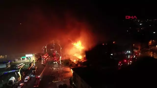 Avm'deki yangında onlarca dükkan kullanılamaz hale geldi Avm'deki yangında onlarca dükkan kullanılamaz hale geldi