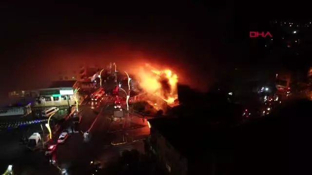 Avm'deki yangında onlarca dükkan kullanılamaz hale geldi Avm'deki yangında onlarca dükkan kullanılamaz hale geldi