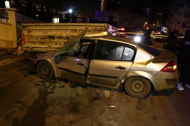Başkentte park halindeki tıra çarpan otomobilin sürücüsü ağır yaralandı Başkentte park halindeki tıra çarpan otomobilin sürücüsü ağır yaralandı