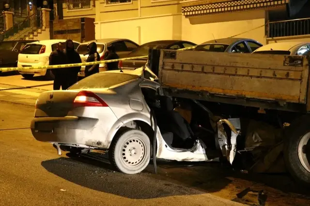 Başkentte park halindeki tıra çarpan otomobilin sürücüsü ağır yaralandı Başkentte park halindeki tıra çarpan otomobilin sürücüsü ağır yaralandı