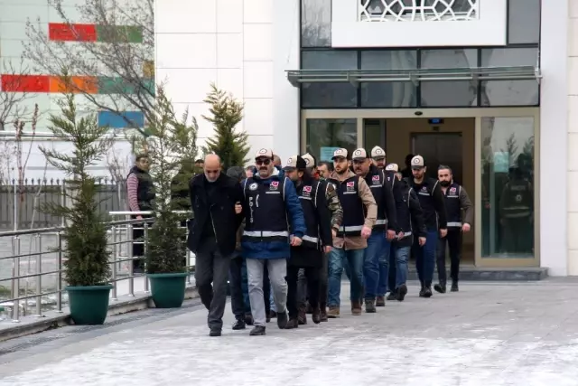 Bit pazarında haraç kestiler, vermeyenleri çırılçıplak soyup kayda aldılar