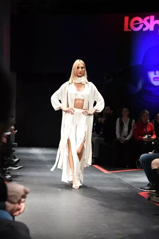 Çağla Şıkel, defile öncesi ne yaptığını anlattı: Her defile öncesi 10 dakika dua ederim Çağla Şıkel, defile öncesi ne yaptığını anlattı: Her defile öncesi 10 dakika dua ederim