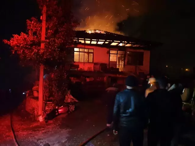 Düzce'de ahşap ev yandı