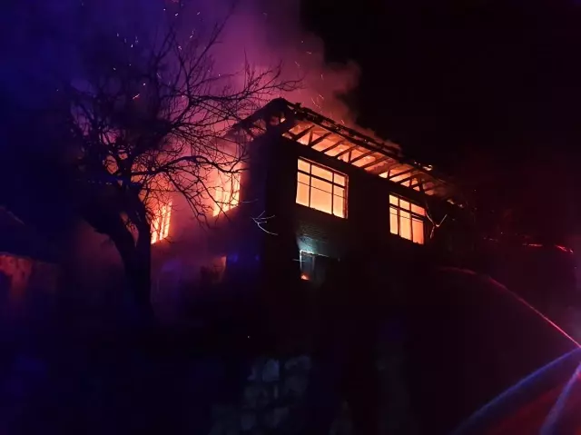 Düzce'de ahşap ev yandı