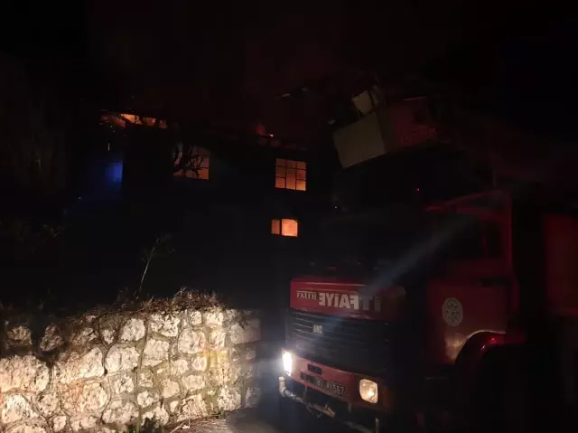 Düzce'de ahşap ev yandı