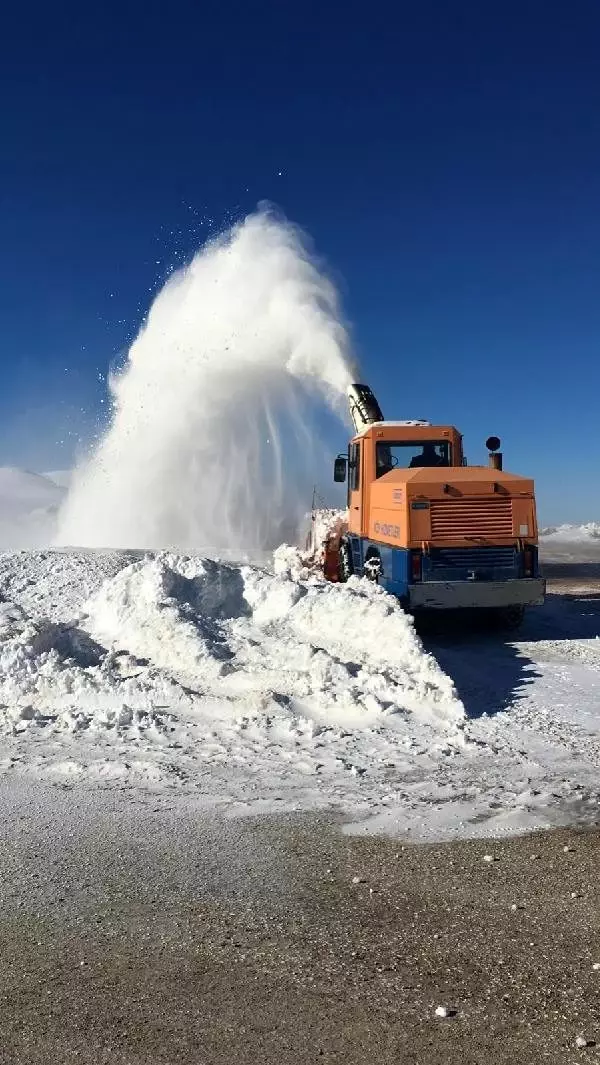 Elazığ'da 73 köy yolu kardan kapandı