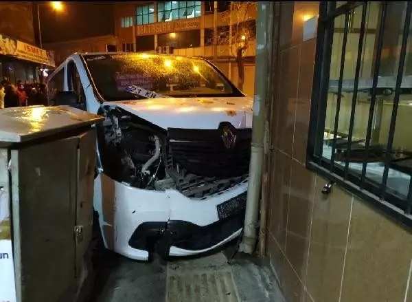 Elazığ'da hafif ticari araç ile otomobil çarpıştı: 5 yaralı