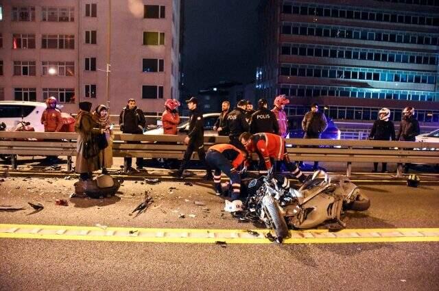İstanbul'da metrobüsle motosikletin çarpışması sonucu 1 kişi öldü, 1 kişi yaralandı