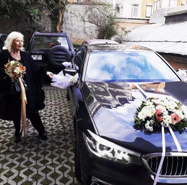 Kendisinden 32 yaş küçük yönetmenle aşk yaşayan Gönül Yazar, gelin arabasıyla poz verdi