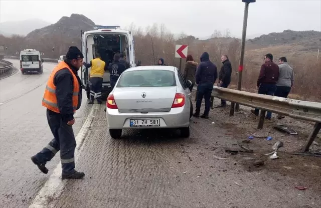 Kırıkkale'de 2 ayrı trafik kazasında 4 kişi yaralandı Kırıkkale'de 2 ayrı trafik kazasında 4 kişi yaralandı