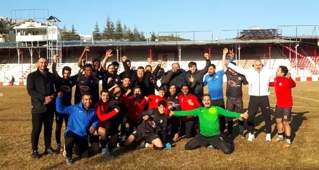 Kırkgöz Döşemealtı Belediye Spor Play-Off'a kaldı Kırkgöz Döşemealtı Belediye Spor Play-Off'a kaldı