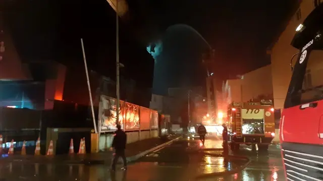 Kocaeli'de bir AVM'nin çatısında yangın çıktı Kocaeli'de bir AVM'nin çatısında yangın çıktı