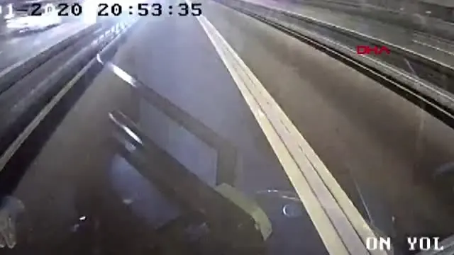 Metrobüs yoluna 15 temmuz şehitler köprüsü'nden girmiş Metrobüs yoluna 15 temmuz şehitler köprüsü'nden girmiş