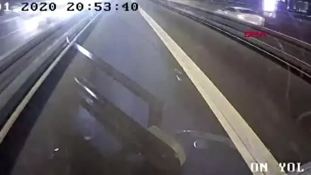 Metrobüs yoluna 15 temmuz şehitler köprüsü'nden girmiş Metrobüs yoluna 15 temmuz şehitler köprüsü'nden girmiş