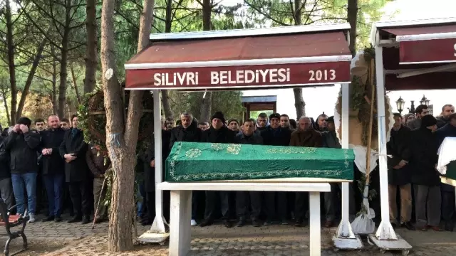 Metrobüs yoluna girerek kaza yapan genç motorcu, son yolcuğuna uğurlandı Metrobüs yoluna girerek kaza yapan genç motorcu, son yolcuğuna uğurlandı