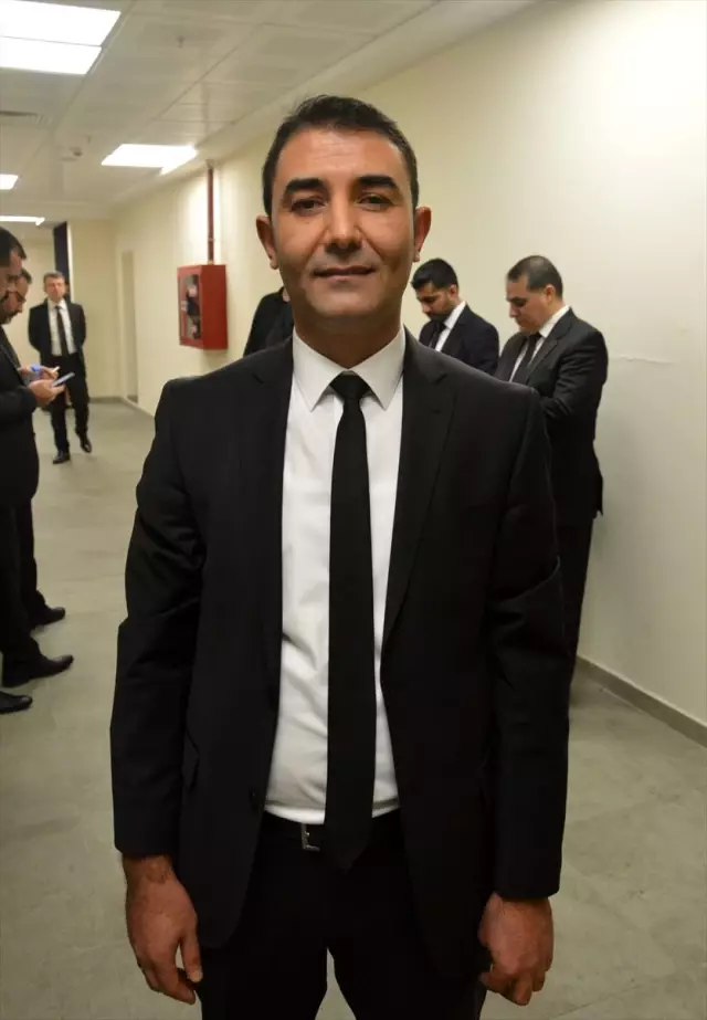 Okulda öğretmen, sahnede sanatçılar Okulda öğretmen, sahnede sanatçılar