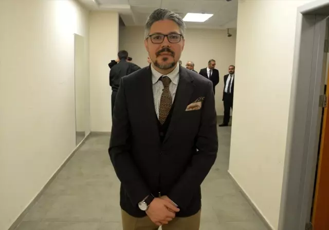 Okulda öğretmen, sahnede sanatçılar Okulda öğretmen, sahnede sanatçılar