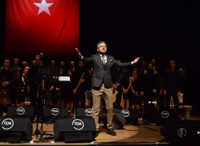 Okulda öğretmen, sahnede sanatçılar Okulda öğretmen, sahnede sanatçılar