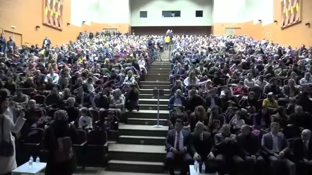 Okulda öğretmen, sahnede sanatçılar Okulda öğretmen, sahnede sanatçılar