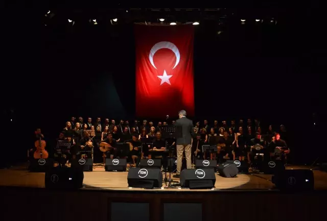 Okulda öğretmen, sahnede sanatçılar Okulda öğretmen, sahnede sanatçılar