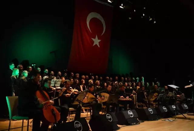 Okulda öğretmen, sahnede sanatçılar Okulda öğretmen, sahnede sanatçılar
