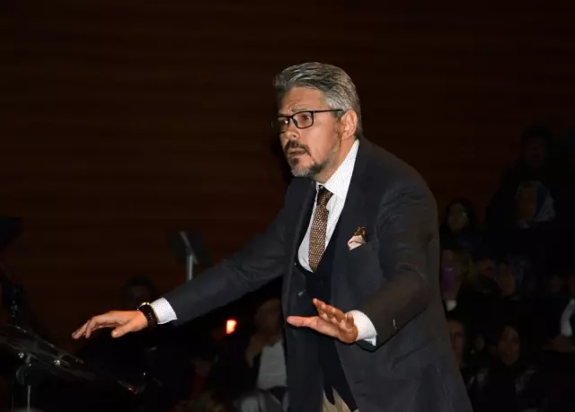 Okulda öğretmen, sahnede sanatçılar Okulda öğretmen, sahnede sanatçılar