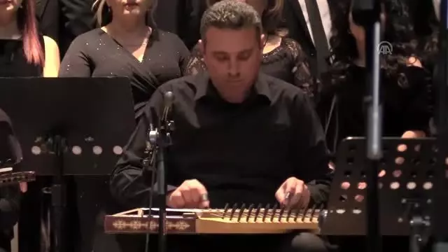 Okulda öğretmen, sahnede sanatçılar Okulda öğretmen, sahnede sanatçılar