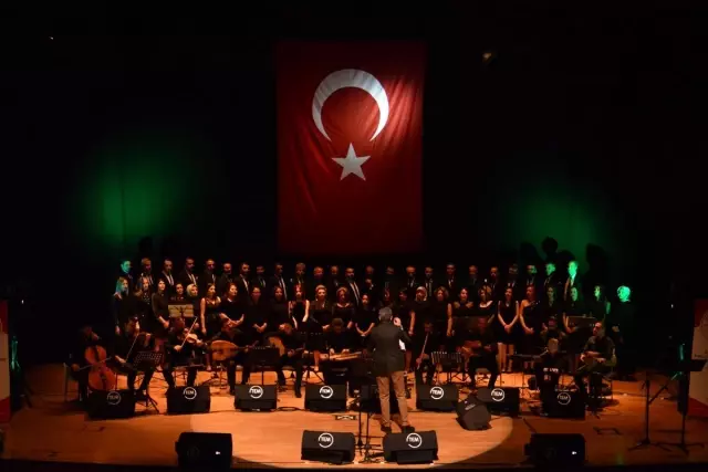 Okulda öğretmen, sahnede sanatçılar Okulda öğretmen, sahnede sanatçılar