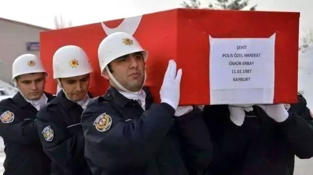 Şehit Ömür Erbay, mezarı başında dualarla anıldı Şehit Ömür Erbay, mezarı başında dualarla anıldı