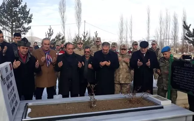 Şehit Ömür Erbay, mezarı başında dualarla anıldı Şehit Ömür Erbay, mezarı başında dualarla anıldı