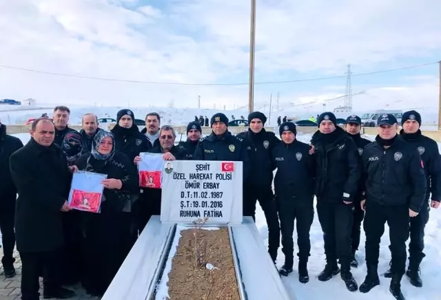Şehit Ömür Erbay, mezarı başında dualarla anıldı Şehit Ömür Erbay, mezarı başında dualarla anıldı
