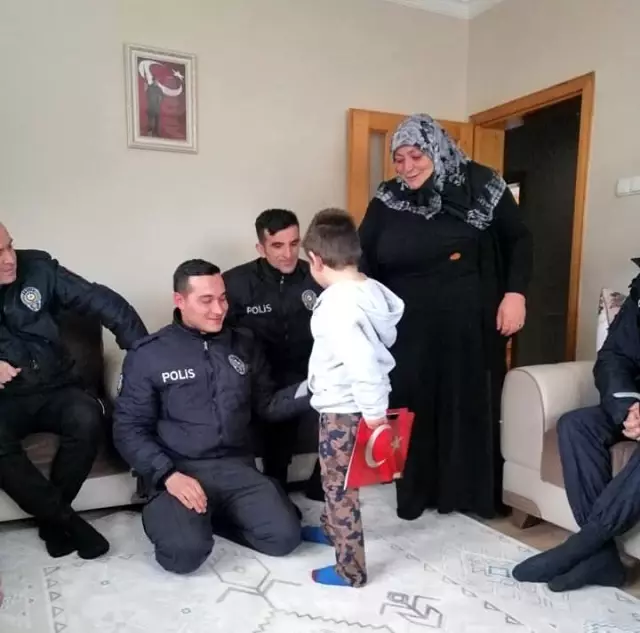 Şehit Ömür Erbay, mezarı başında dualarla anıldı Şehit Ömür Erbay, mezarı başında dualarla anıldı