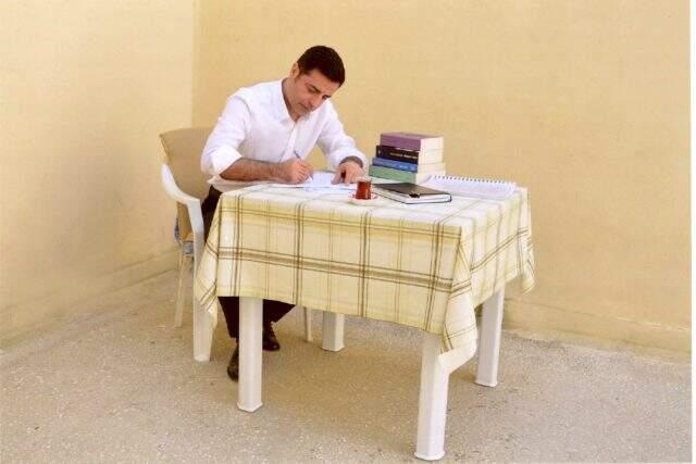 Selahattin Demirtaş: Kadınların topluma verdikleri güçlü bir dayanışma mesajıdır bence
