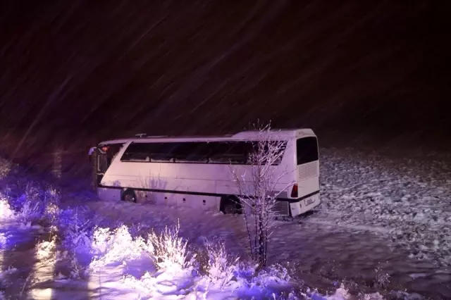 Sivas'ta otobüs şarampole indi: 7 yaralı Sivas'ta otobüs şarampole indi: 7 yaralı